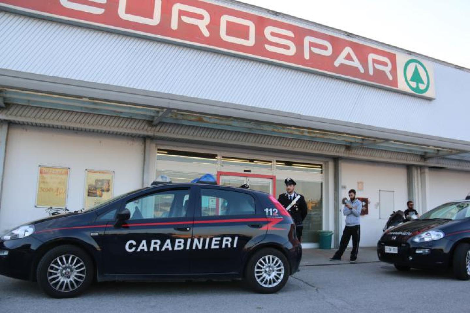 Pistola in faccia alla cassiera: arrestati i due predoni