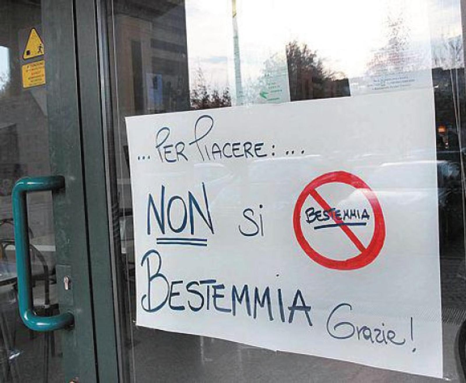 Maxi multa da 400 euro per chi bestemmia in strada