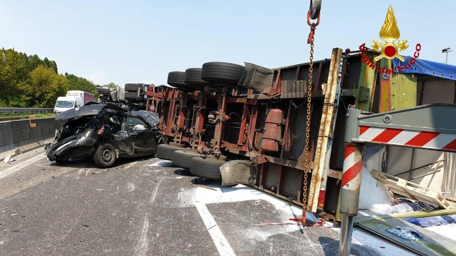 Schianto in A13, tir si ribalta e schiaccia un'auto