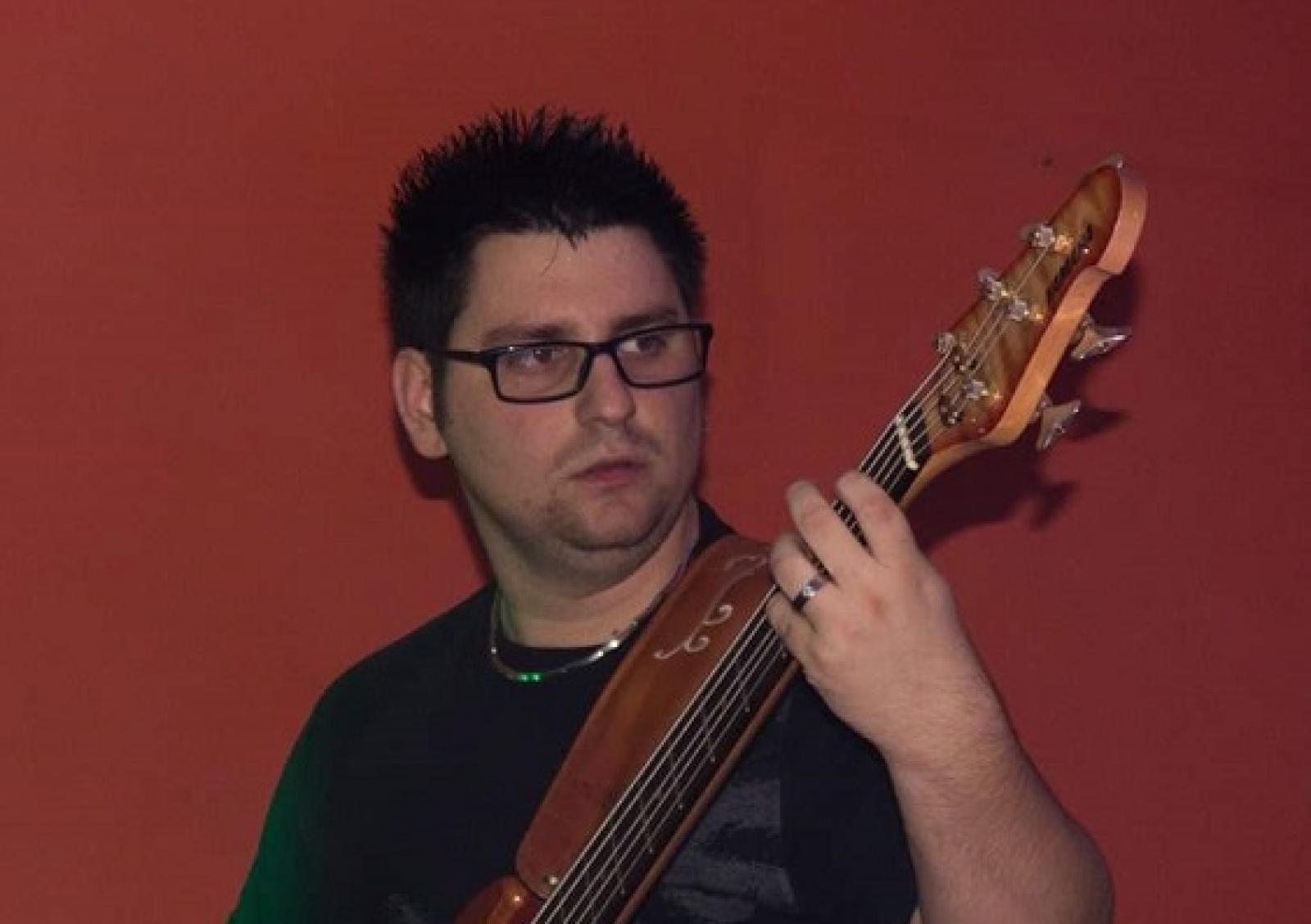 Schianto contro il platano, muore a 28 anni