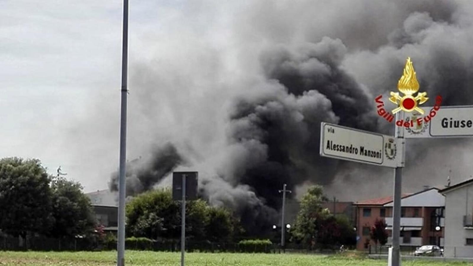 Divampa un incendio in carpenteria