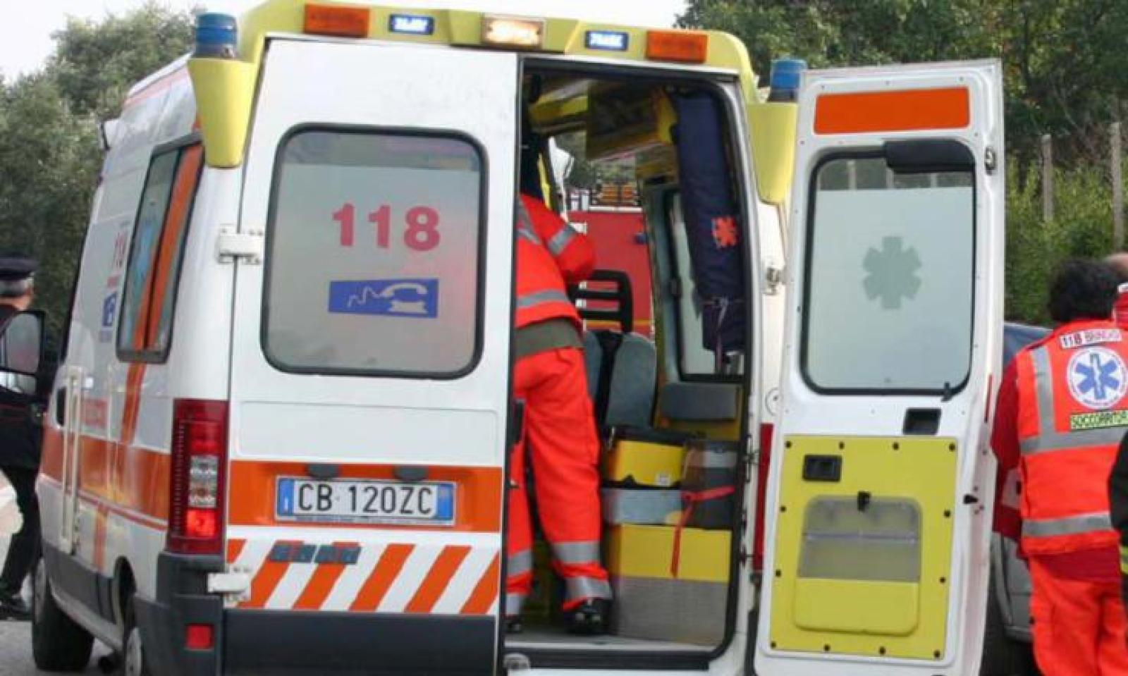 Vola dal primo piano, muore anziana