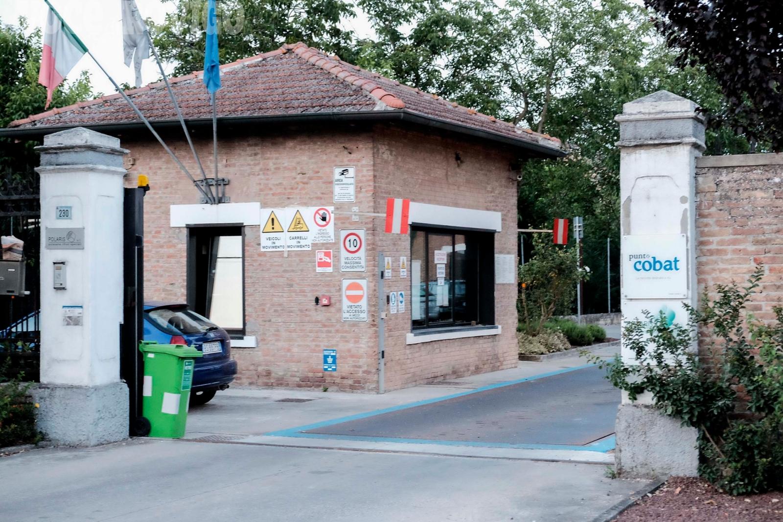 "Rifiuti esplosivi vicino ai nostri bimbi. Sindaco fai qualcosa"