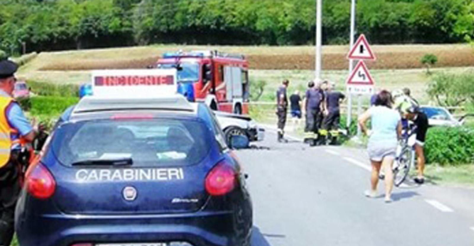 Supera il ciclista ma fa un frontale contro un auto
