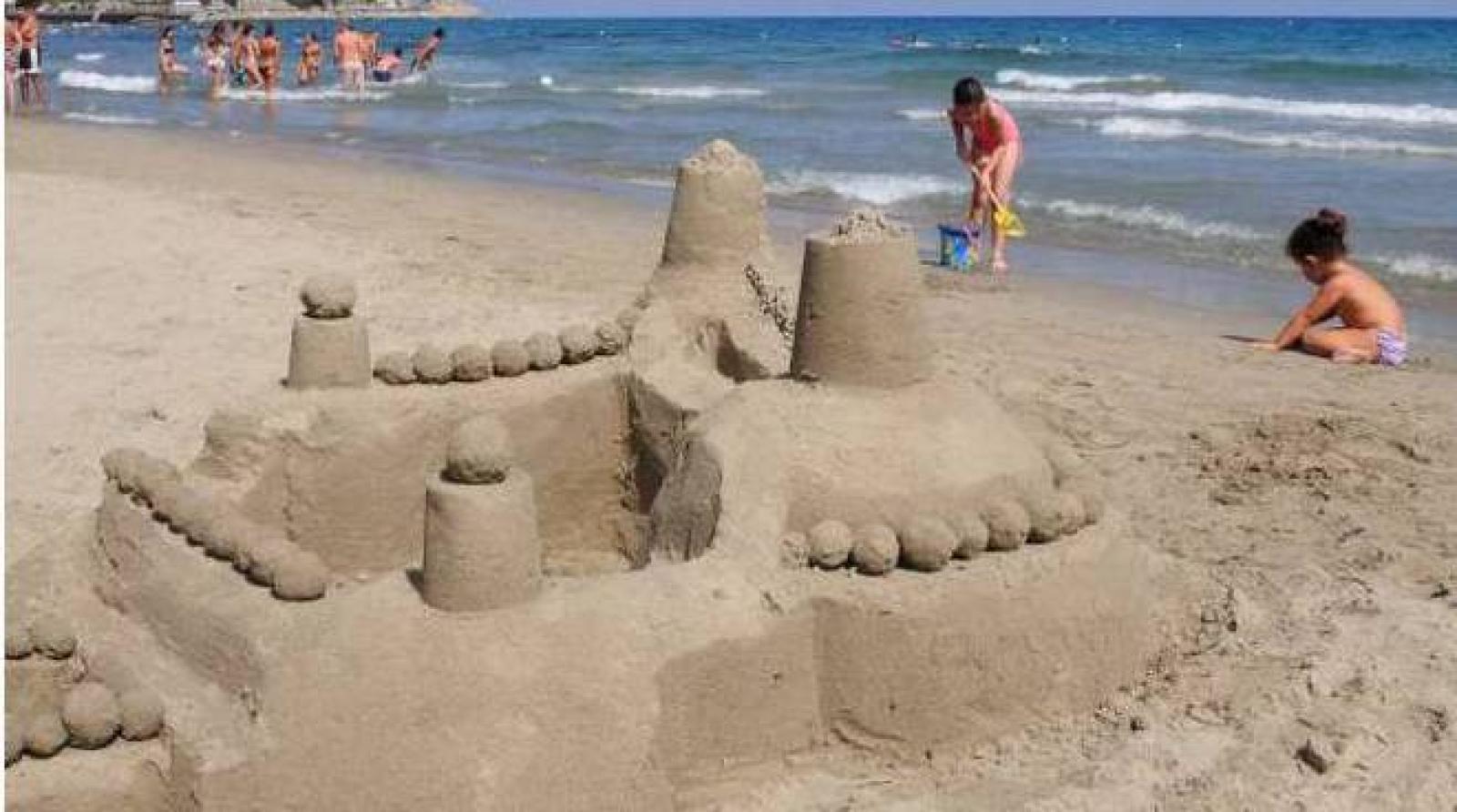 Il comune vieta di fare i castelli di sabbia sulla spiaggia