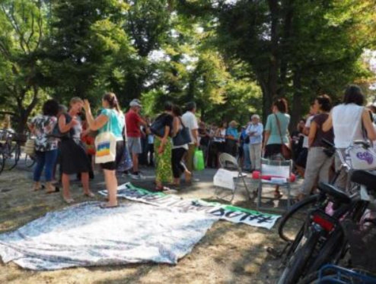 Scatta la protesta contro la scelta di togliere le panchine