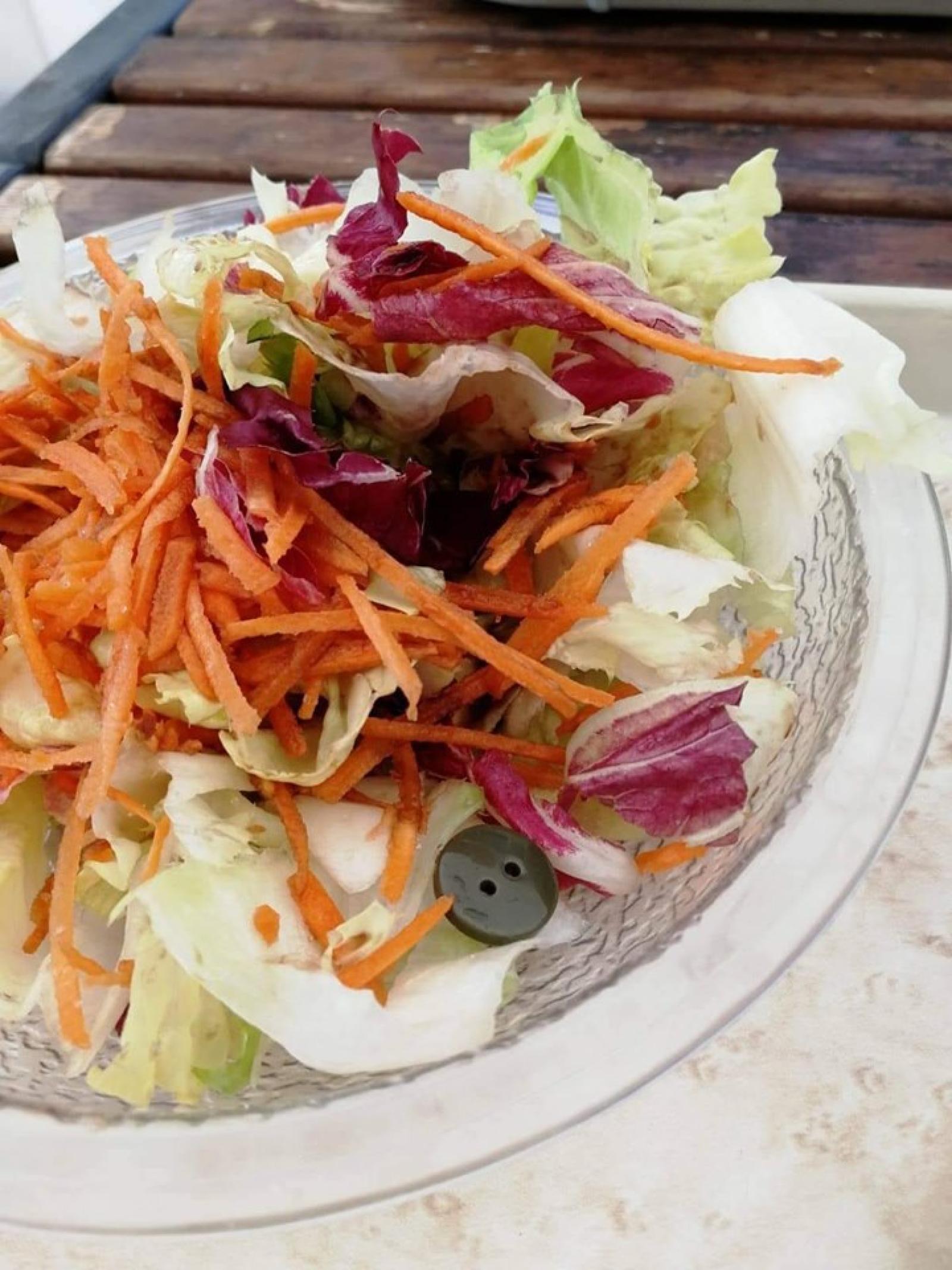 "Un bottone nell'insalata"