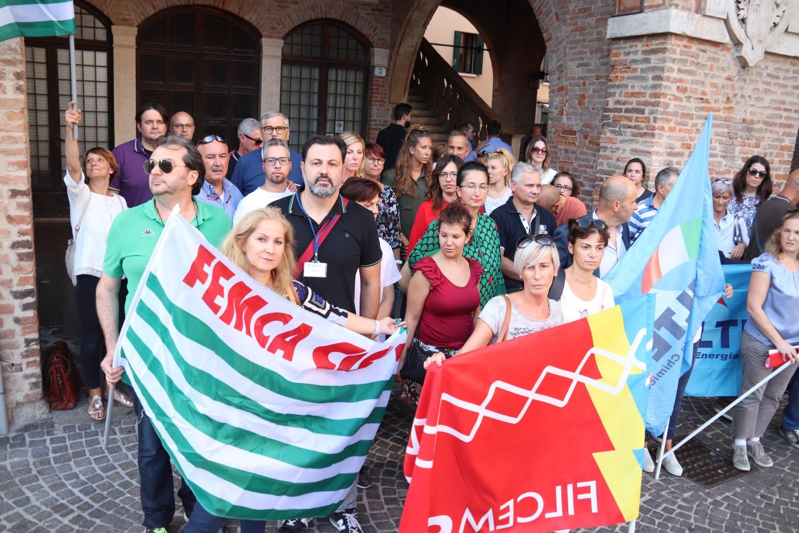 Salvi 15 lavoratori. Cassa integrazione per gli altri