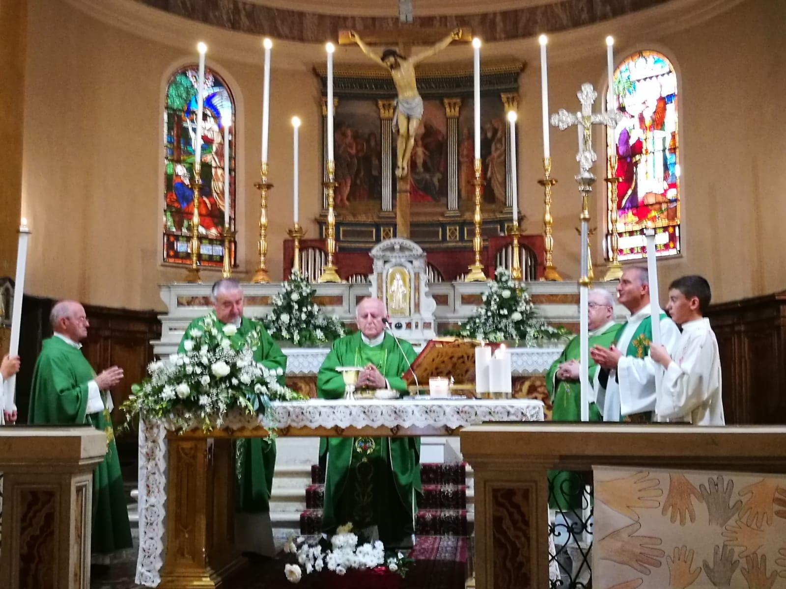 La comunit&agrave; abbraccia don Guido