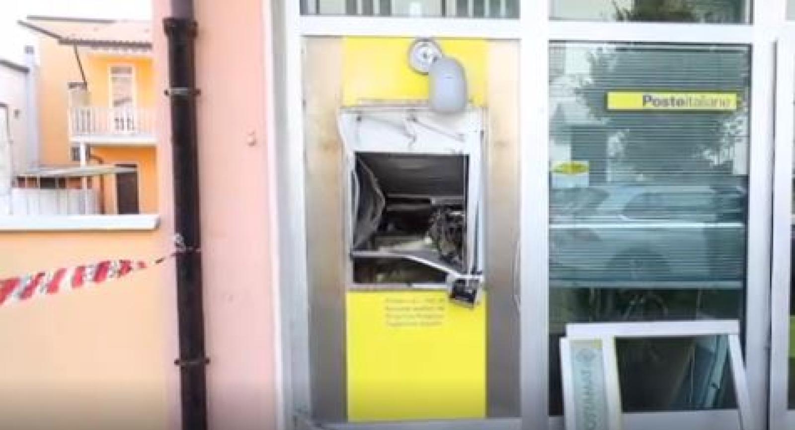 Fanno esplodere il Postamat, e portano a casa 25mila euro