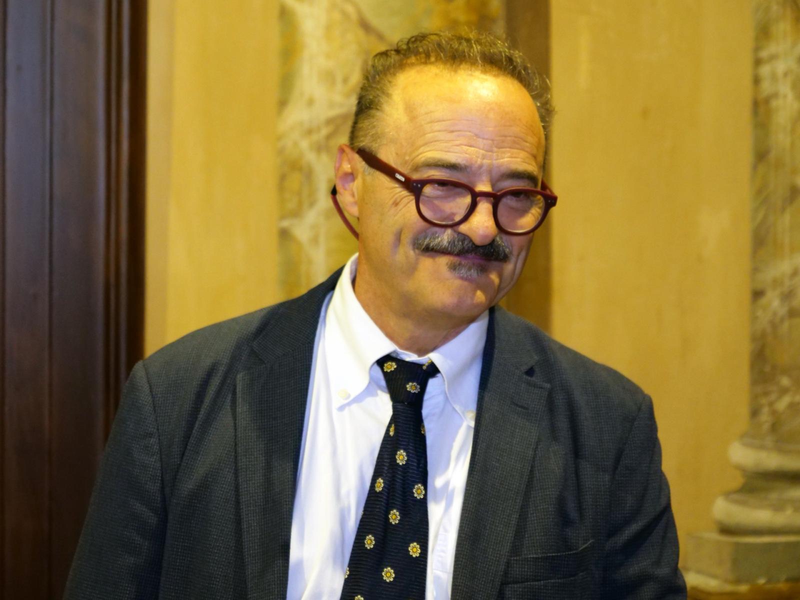 Clamoroso: il direttore del teatro escluso dal bando