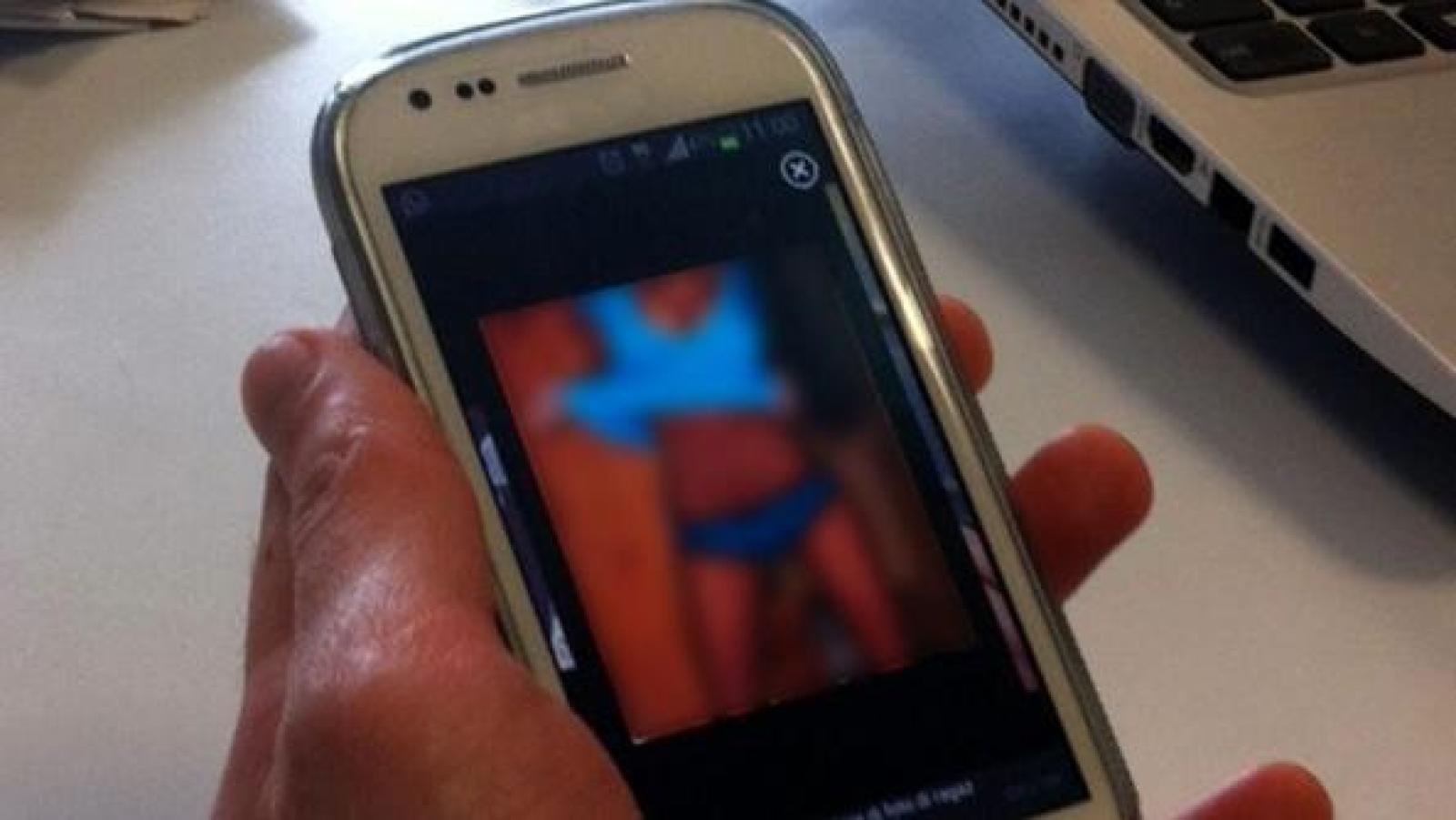 Mamma scopre le foto di sua figlia mezza nuda in chat