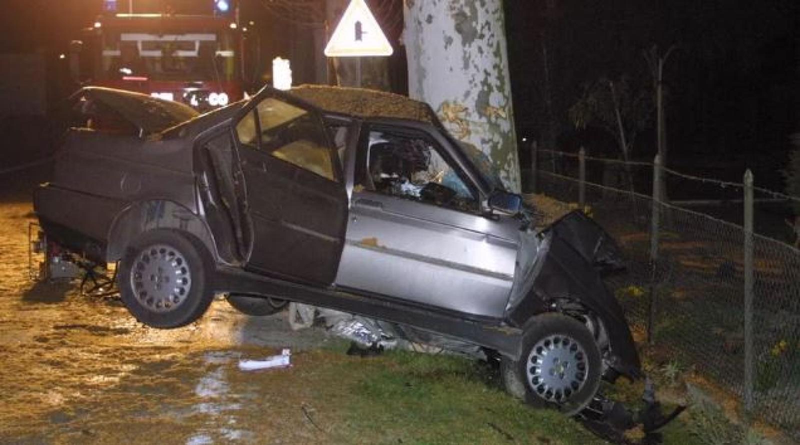 Finisce contro un platano, giovane grave all'ospedale