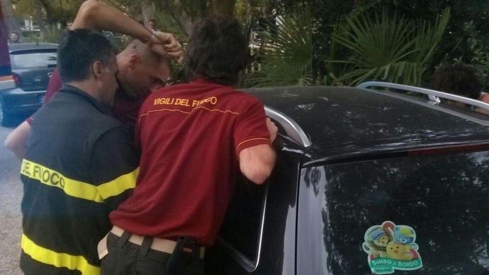 Abbandonano la neonata in auto per andare a fare la spesa