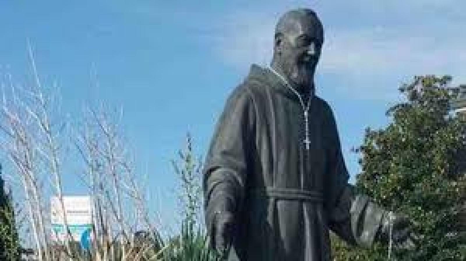 Rubati gli ex voto dalla statua di padre Pio