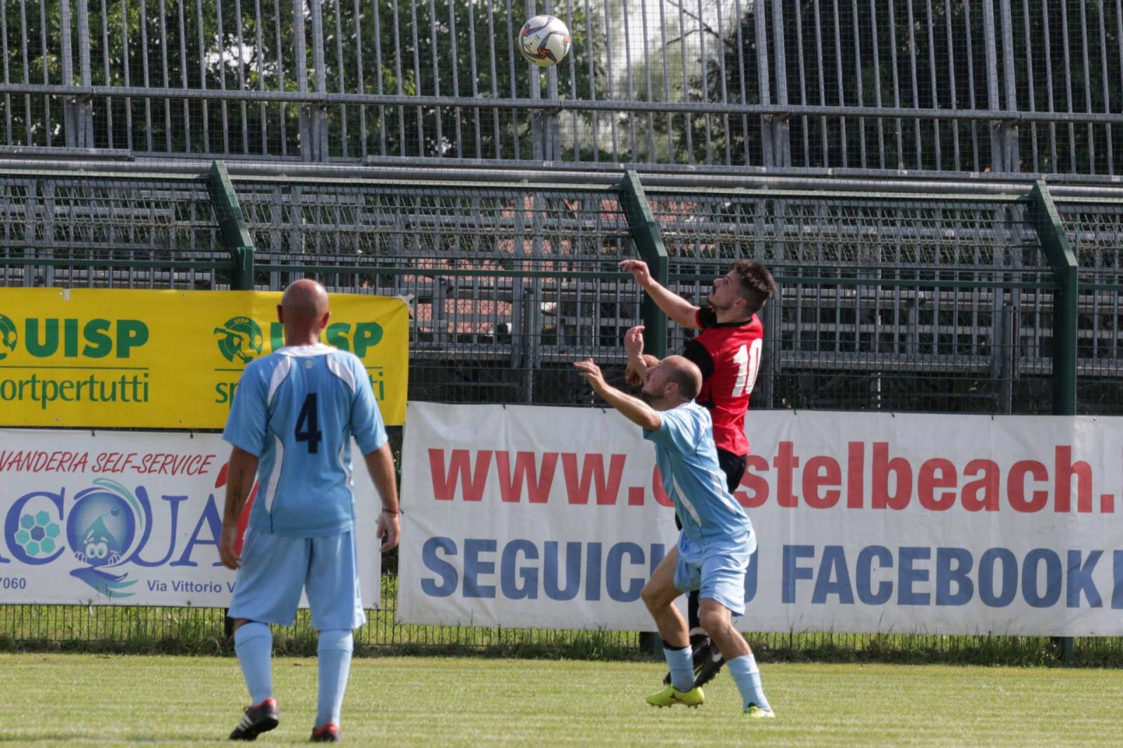 &ldquo;Arbitraggio scandaloso&rdquo; su Facebook, societ&agrave; multata