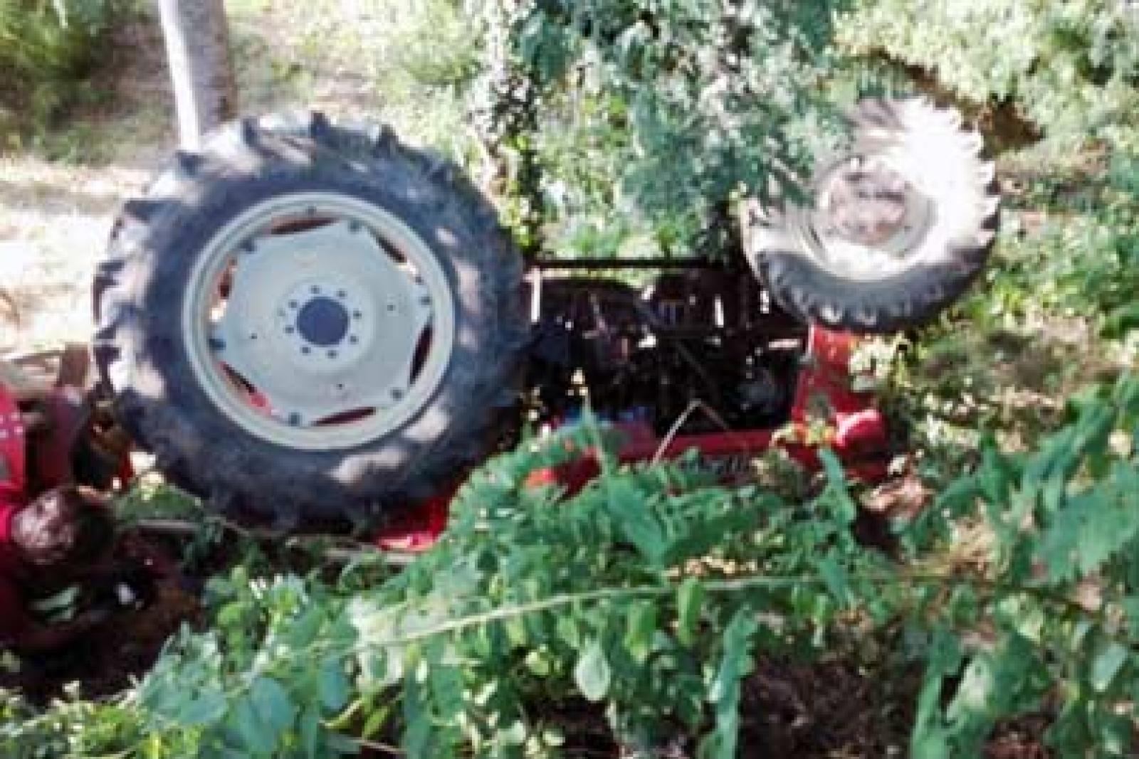Muore schiacciato dal trattore