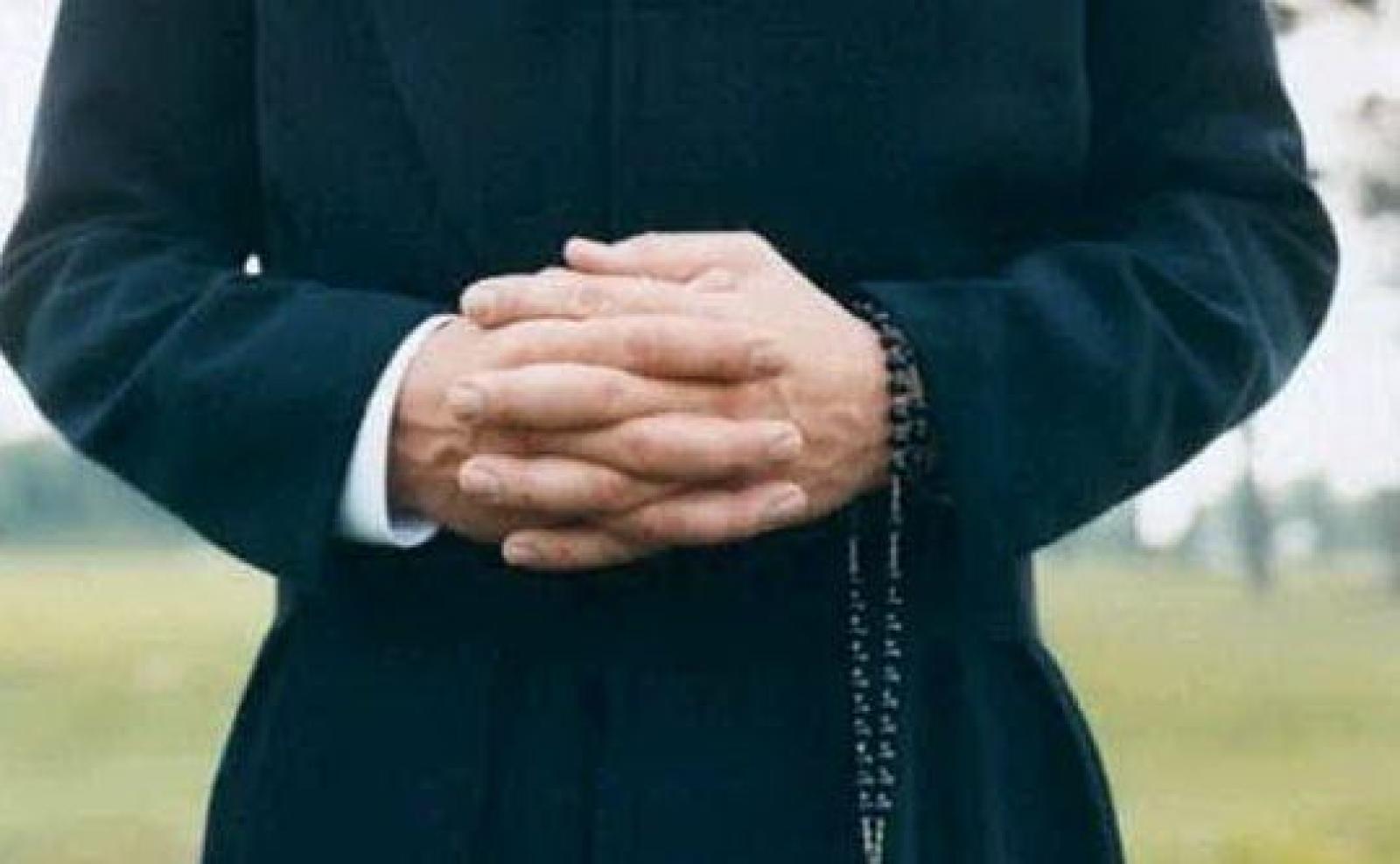 Prete manda una foto hot nella chat della dottrina