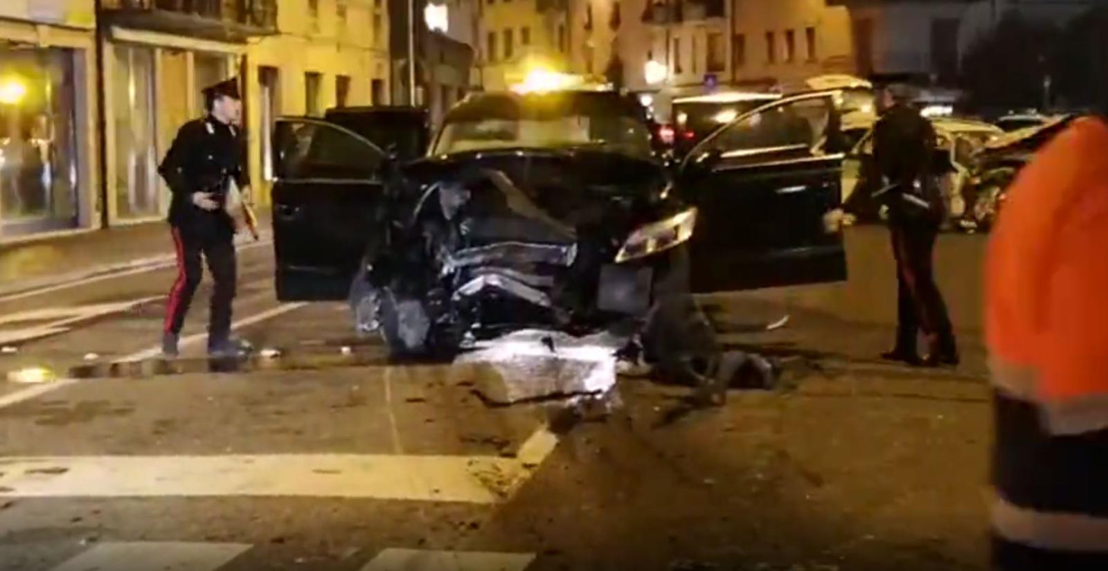 Desintegra il semaforo, tre feriti. Grave il bimbo di 4 anni