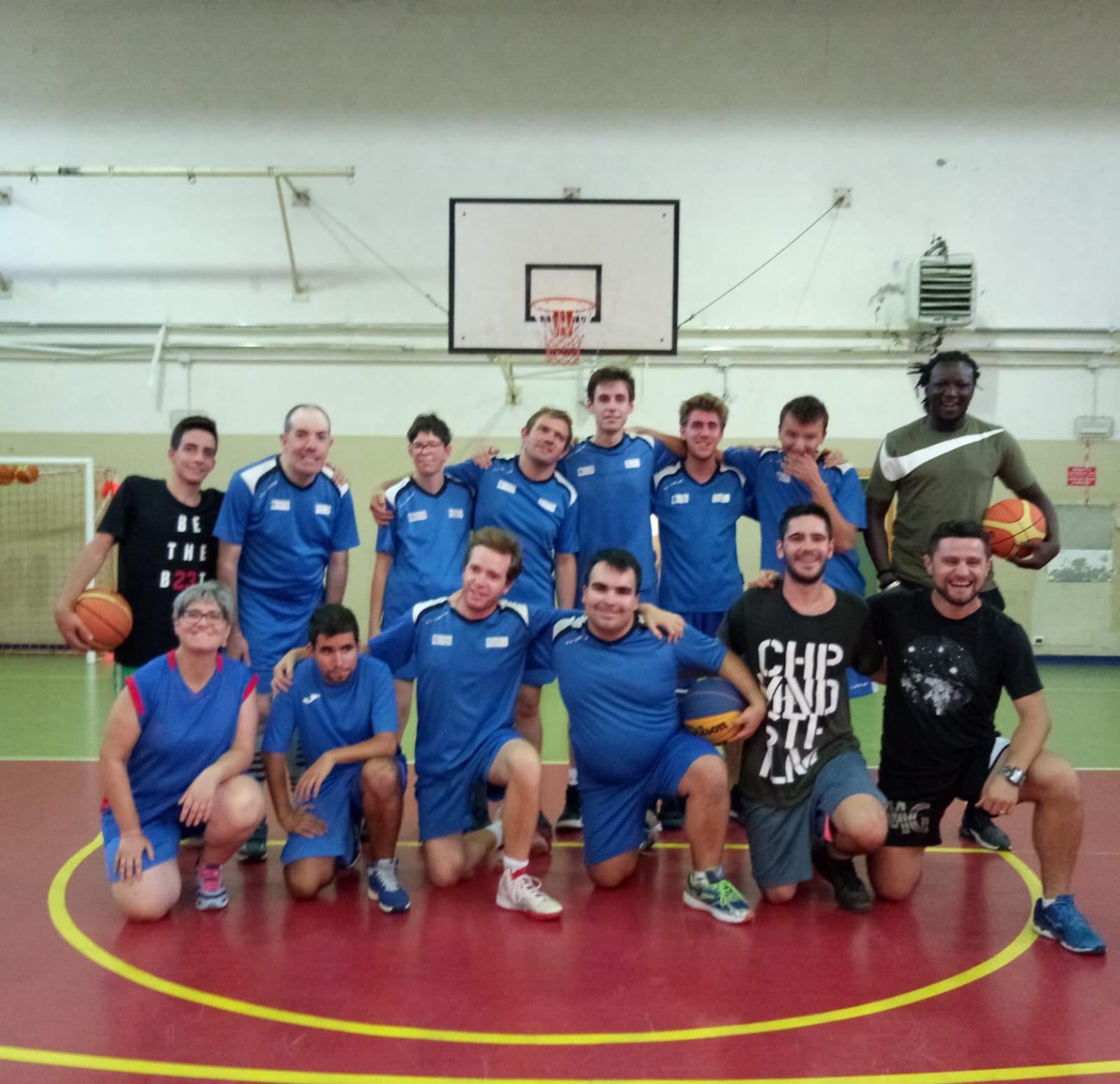 Sotto canestro col cuore in mano