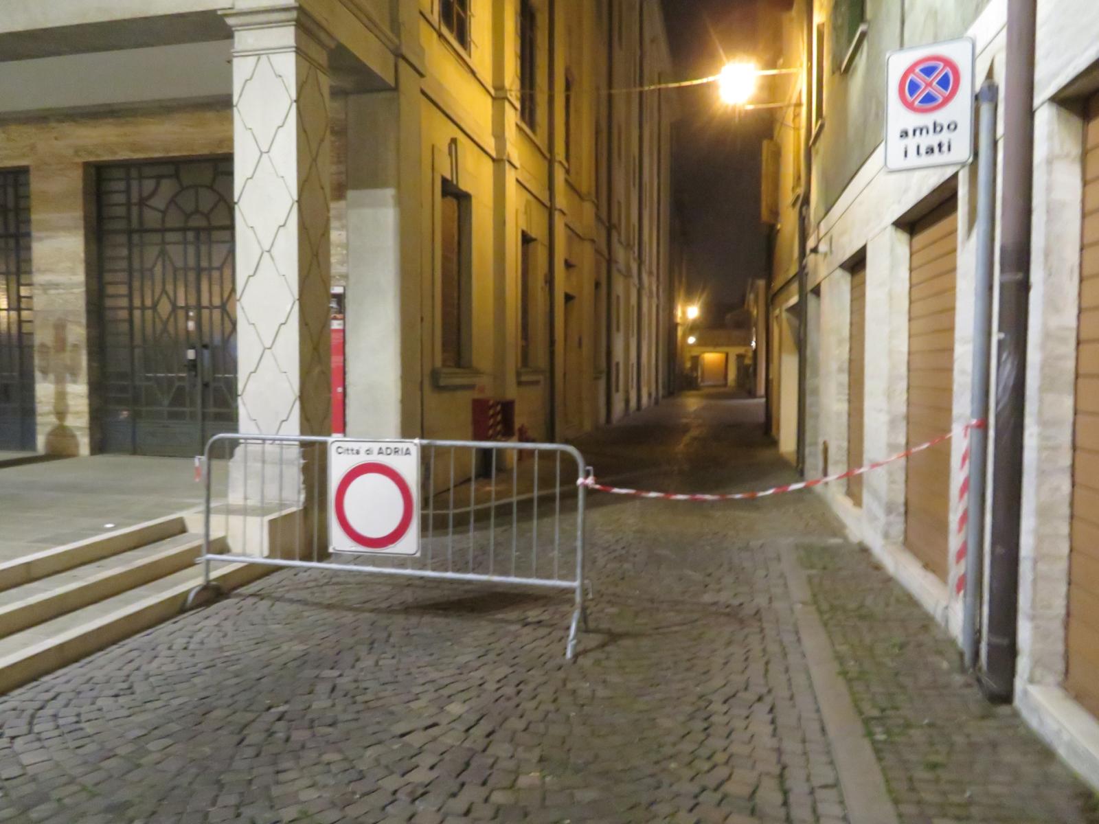 Cadono coppi: chiusa la strada 