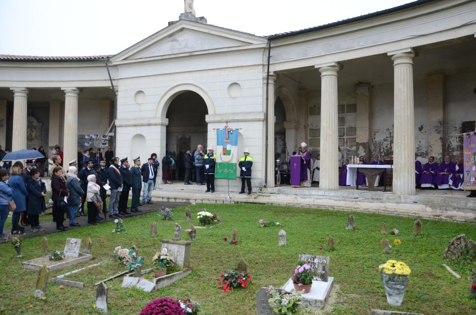 Una messa per tutti i defunti