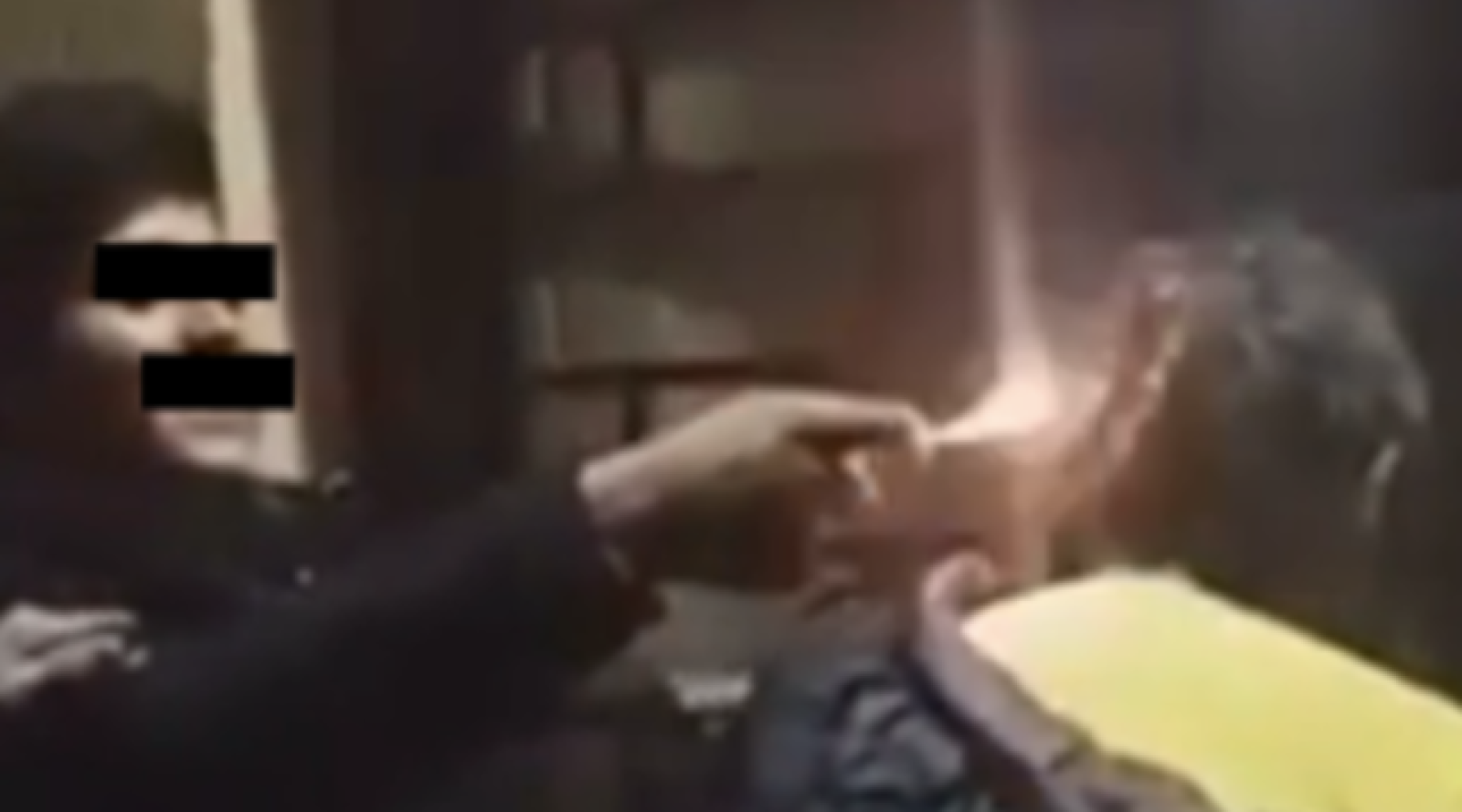 Si annoiano e danno fuoco a un clochard