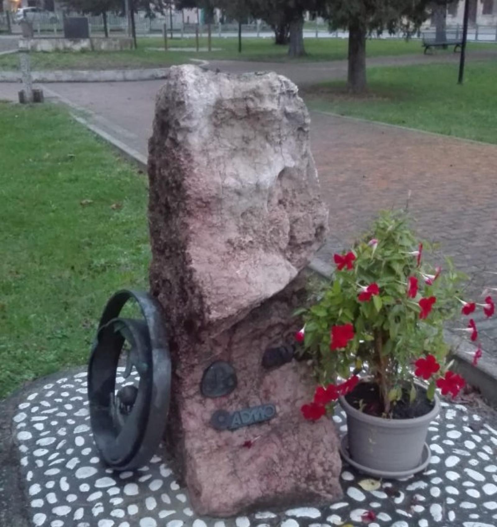 Deturpata la scultura di Canaro