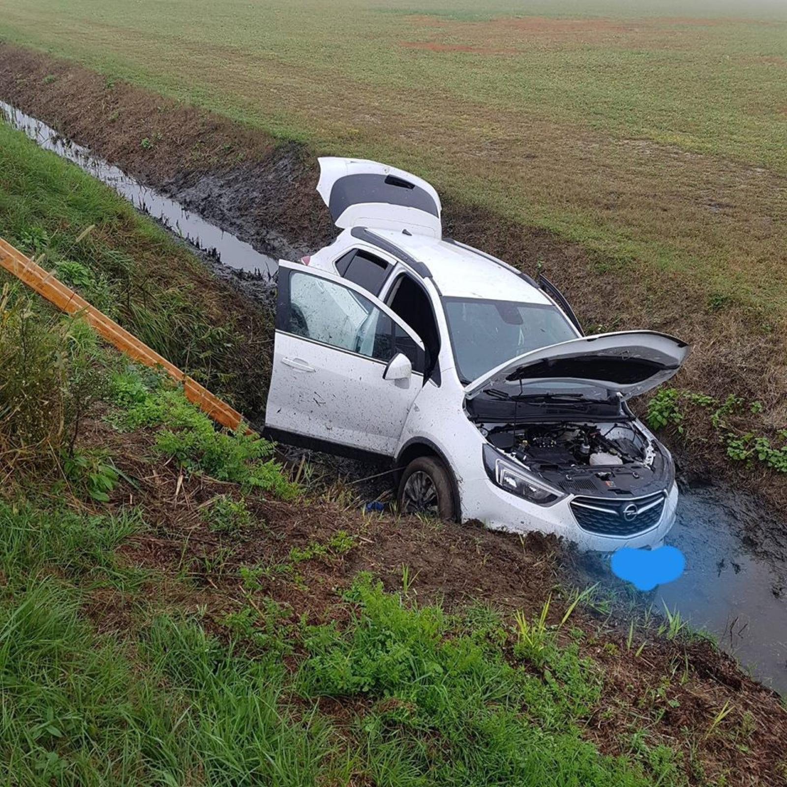 Finisce nel fossato, traffico in tilt