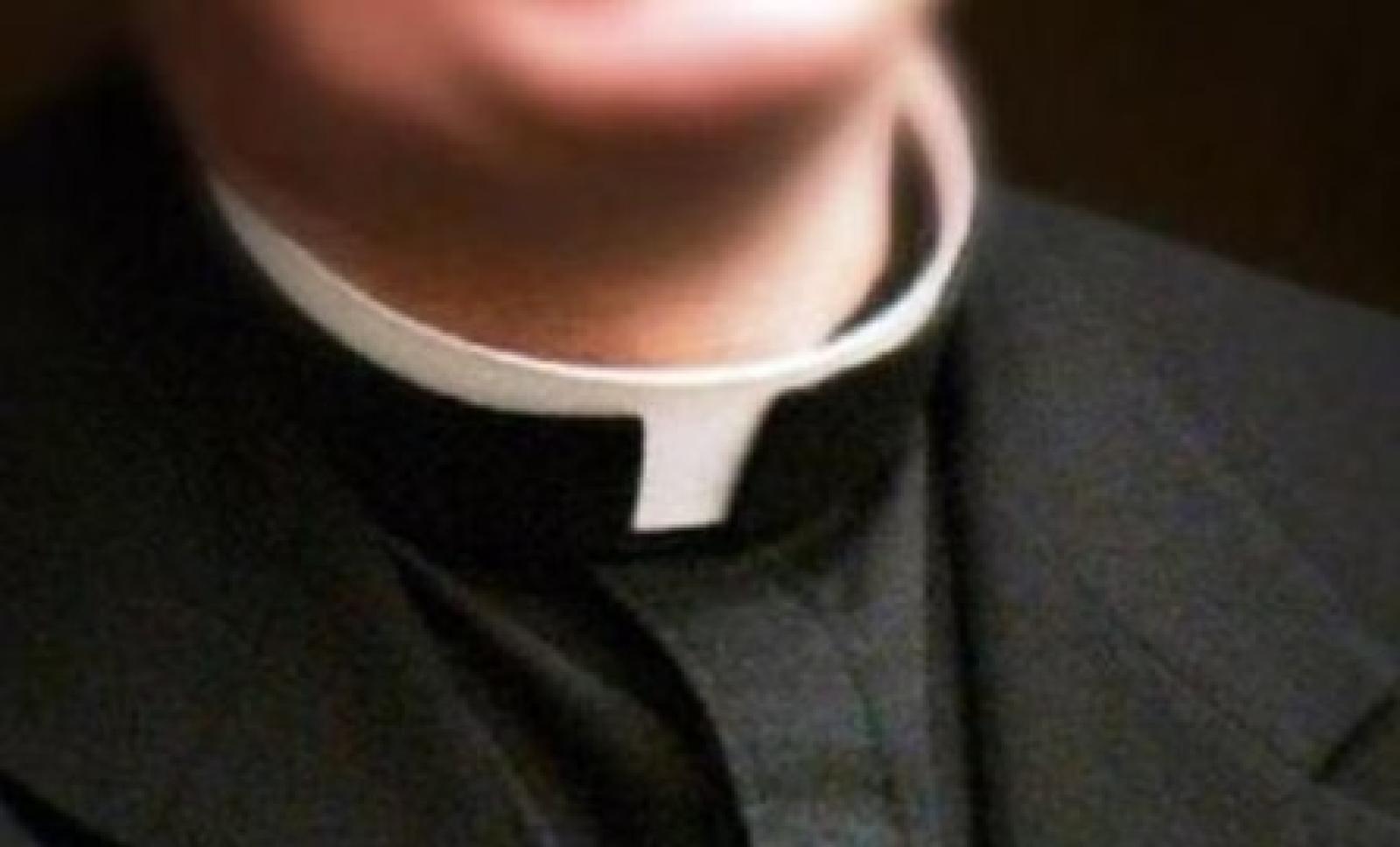 Molestato quando aveva 13 anni, porta in tribunale il prete