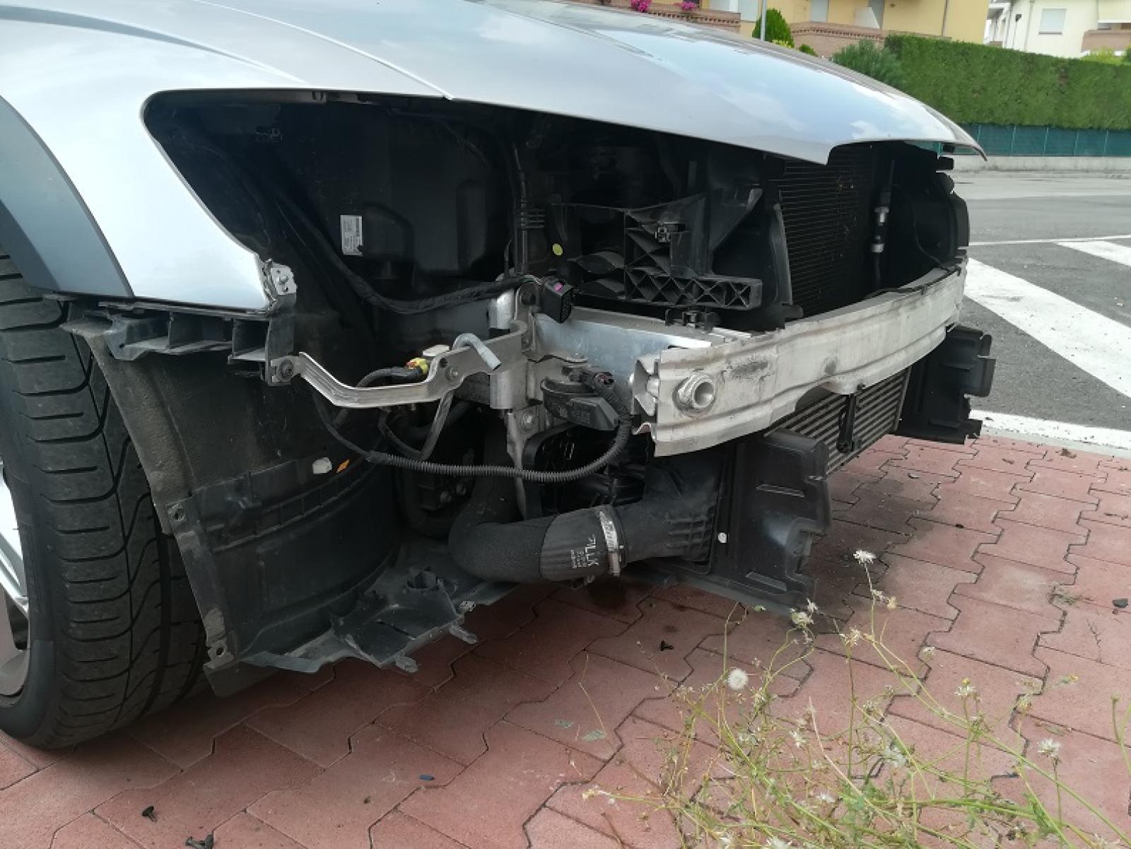 Un'altra auto smontata nella notte dalla banda dei pezzi di ricambio