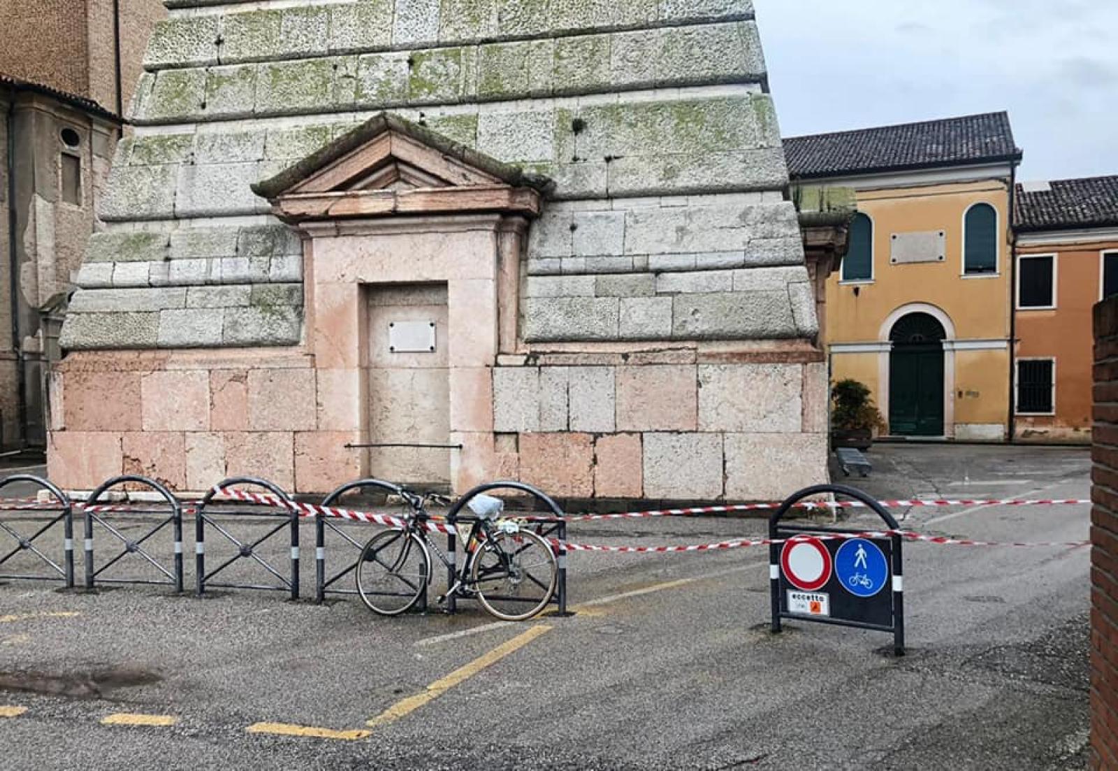 Distacchi dal campanile: transennata Santa Sofia