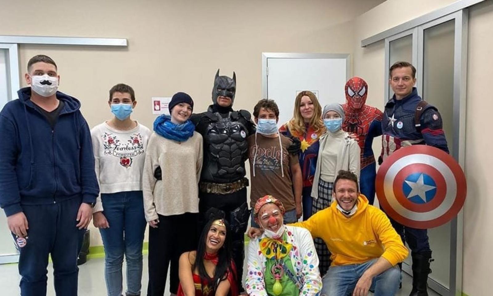 I "supereroi" in visita ai bambini di oncoematologia pediatrica.
