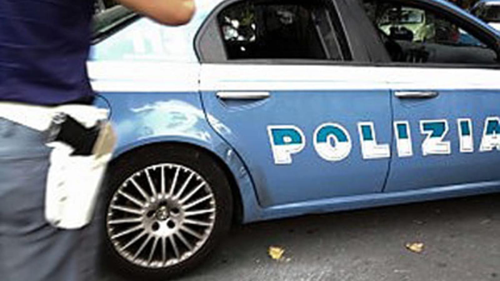 Prende a calci un bancomat, palpeggia una donna, si masturba dal panettiere, denunciato