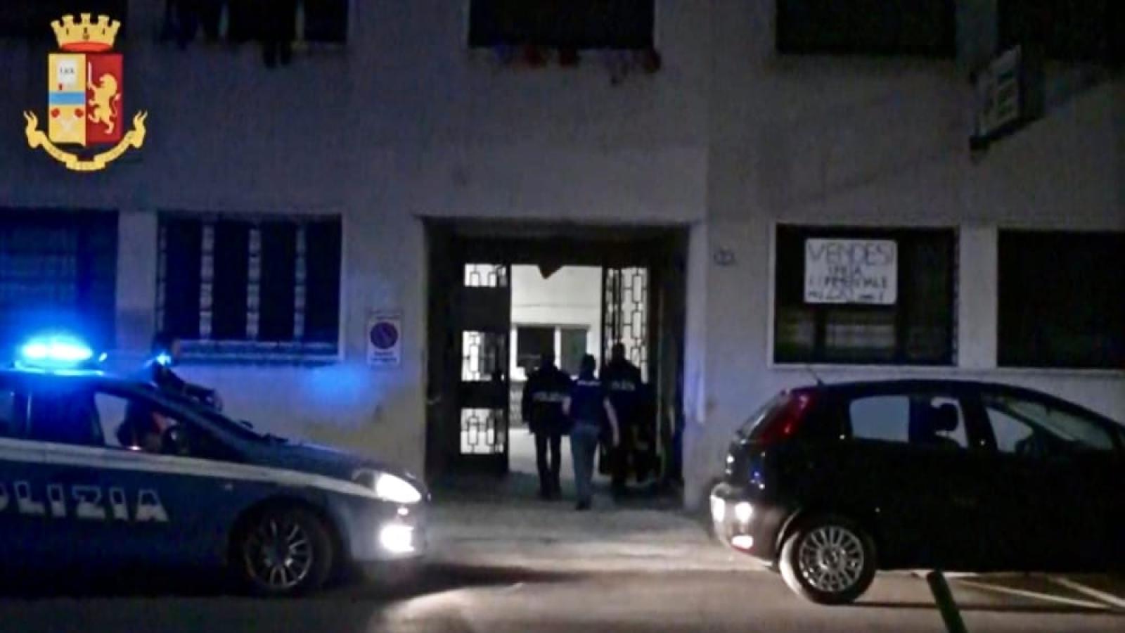Prendeva a pugni e bastonate i bambini durante le lezioni di Corano