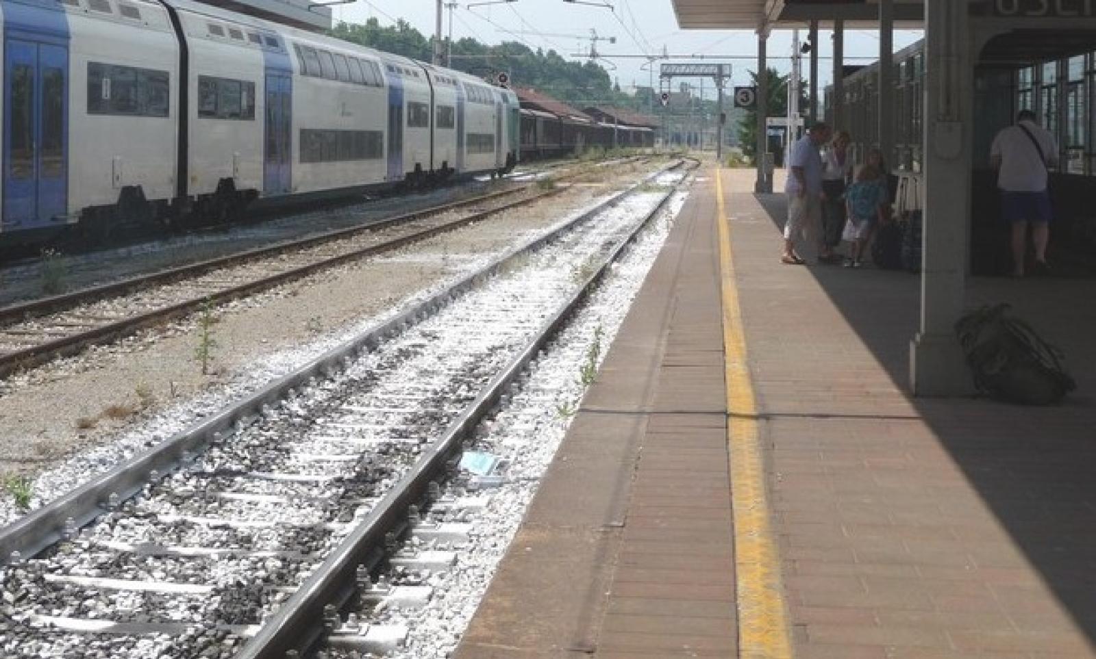 Si butta sotto il treno in partenza, dramma in serata