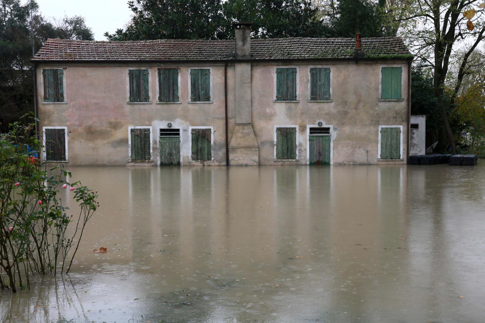 Aggiornamenti sulla piena: famiglie evacuate e argini interdetti