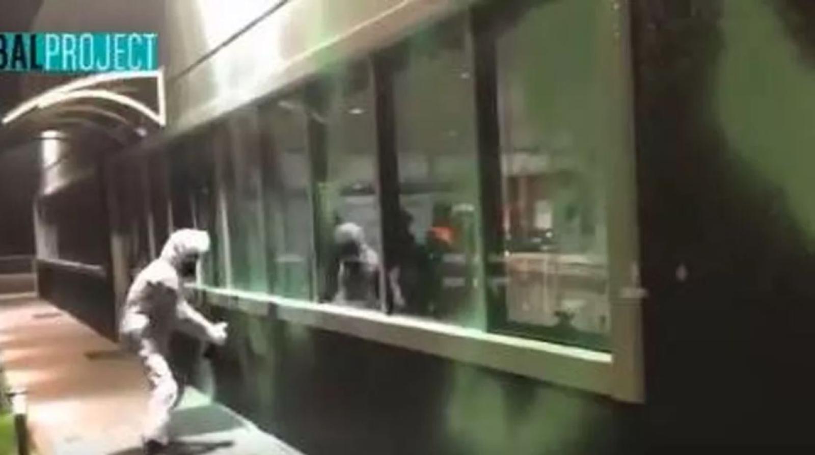 Spray sul deposito Amazon contro il black friday