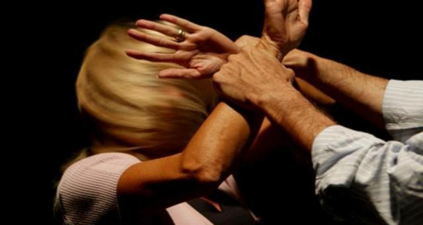 Picchia la moglie e violenta la figlia facendola rimanere incinta