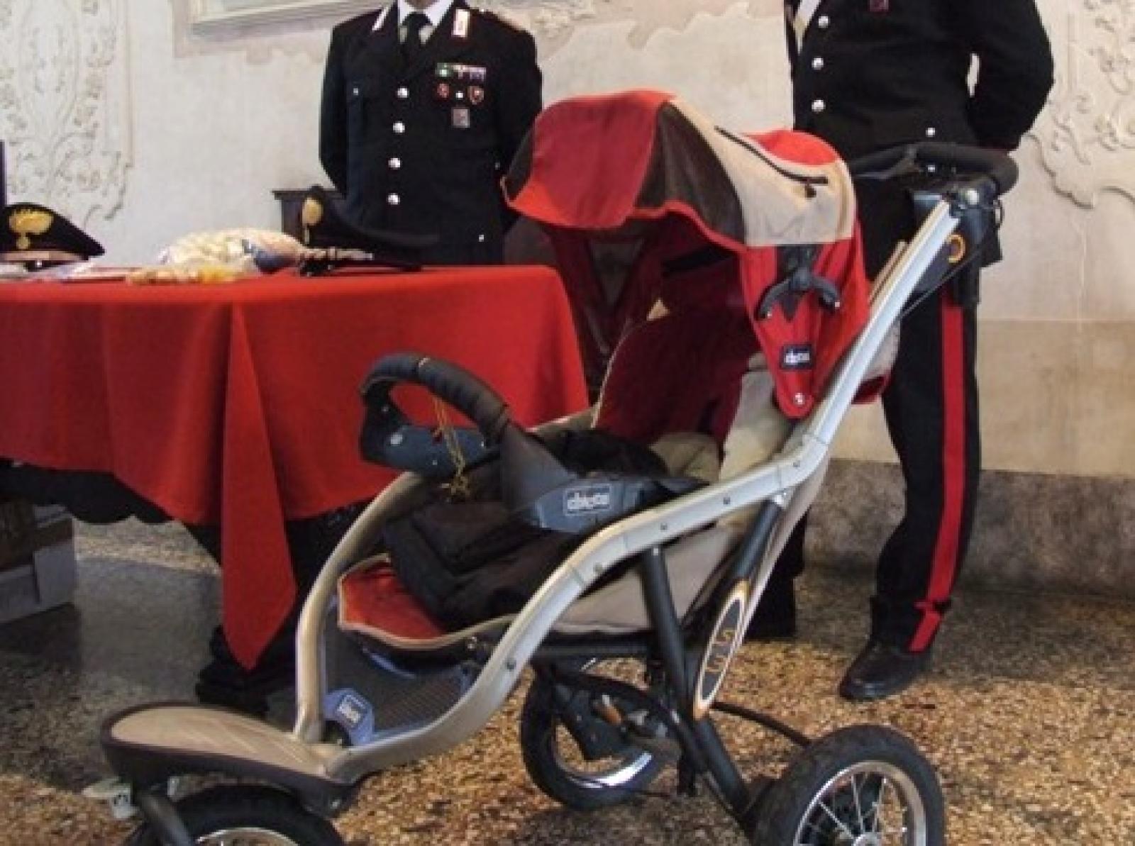 Rubano e nascondono tutto nel passeggino del neonato: arrestate