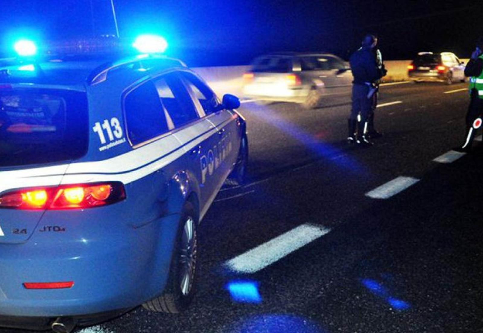 Donna a piedi in autostrada: investita e uccisa da un'auto