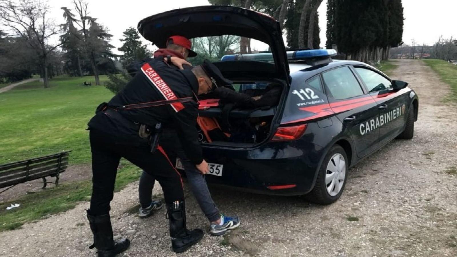 Armi e metanfetamine: clamoroso arresto alle porte della citt&agrave;