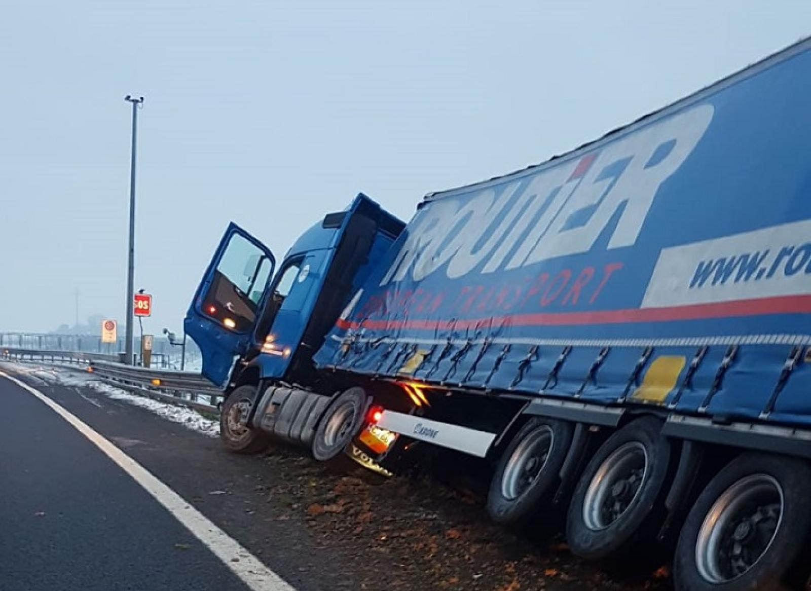 Il conducente si sente male, il Tir esce di strada. Code di chilometri, nessun ferito
