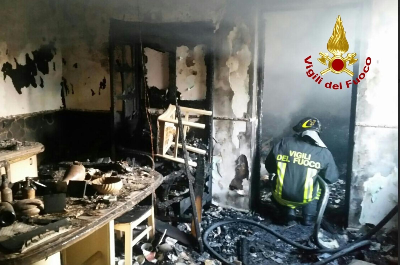 Devastante rogo nella notte, casa distrutta, una persona in ospedale. Indagini in corso