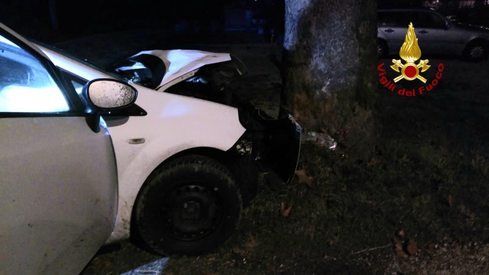 Campagna shock: la Regione installa auto distrutte davanti alle discoteche 