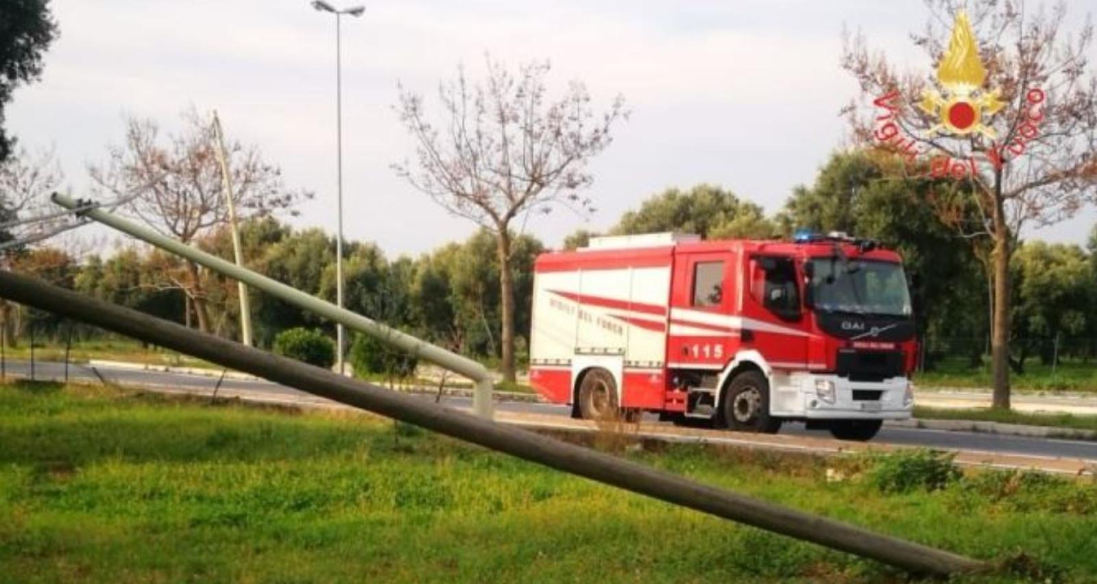 Crollano i pali sulla strada, allarme maltempo