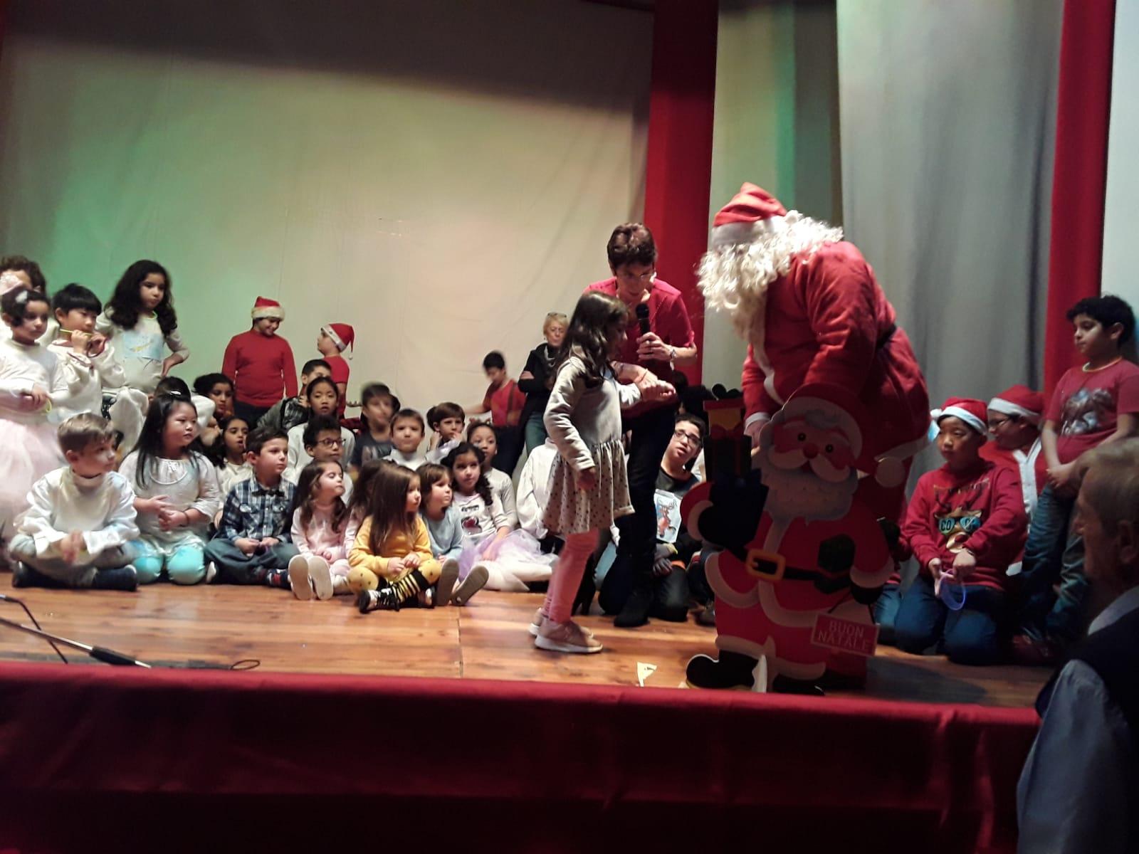 I bambini emozionano tutti cantando &ldquo;Lo scriver&ograve; nel vento&rdquo;