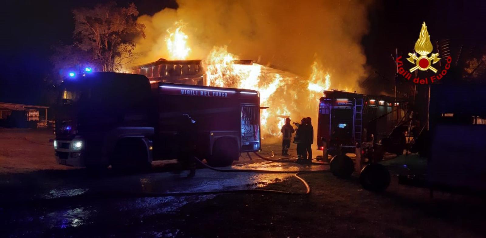Rogo nella notte, brucia un capannone di rotoballe
