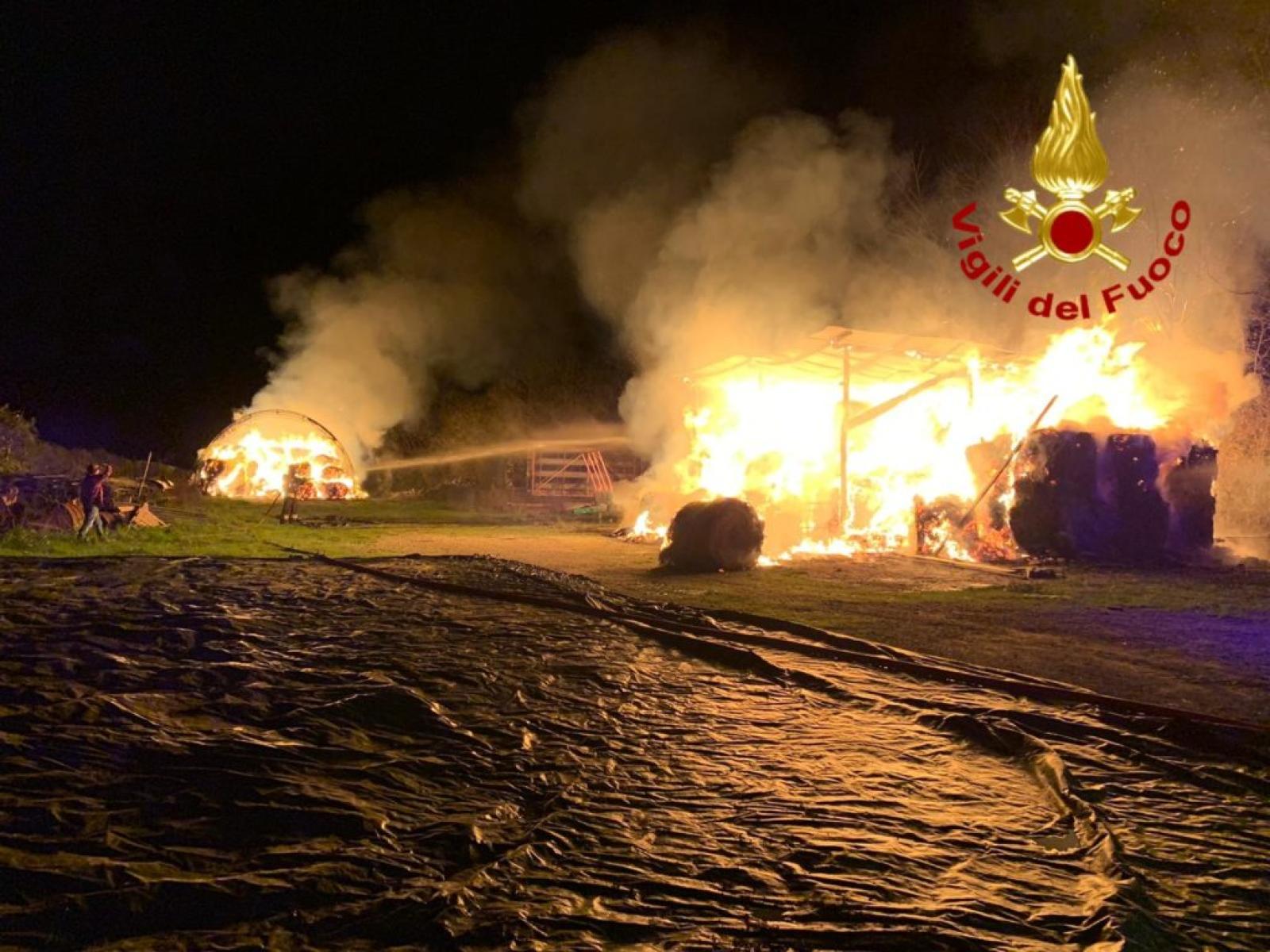 Rogo nella notte, brucia un capannone di rotoballe