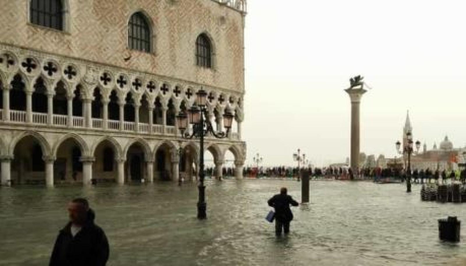 Ancora allarme acqua alta, salta la Regata dei Babbi Natale